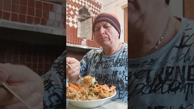 На перекус, рис с корейскими соленьями и кофе. Приятно?