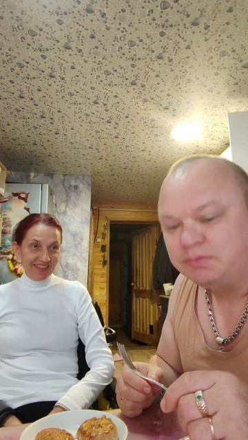 Вечерний эфир от 28.05.25 кормлю Катю после огорода и болтаем