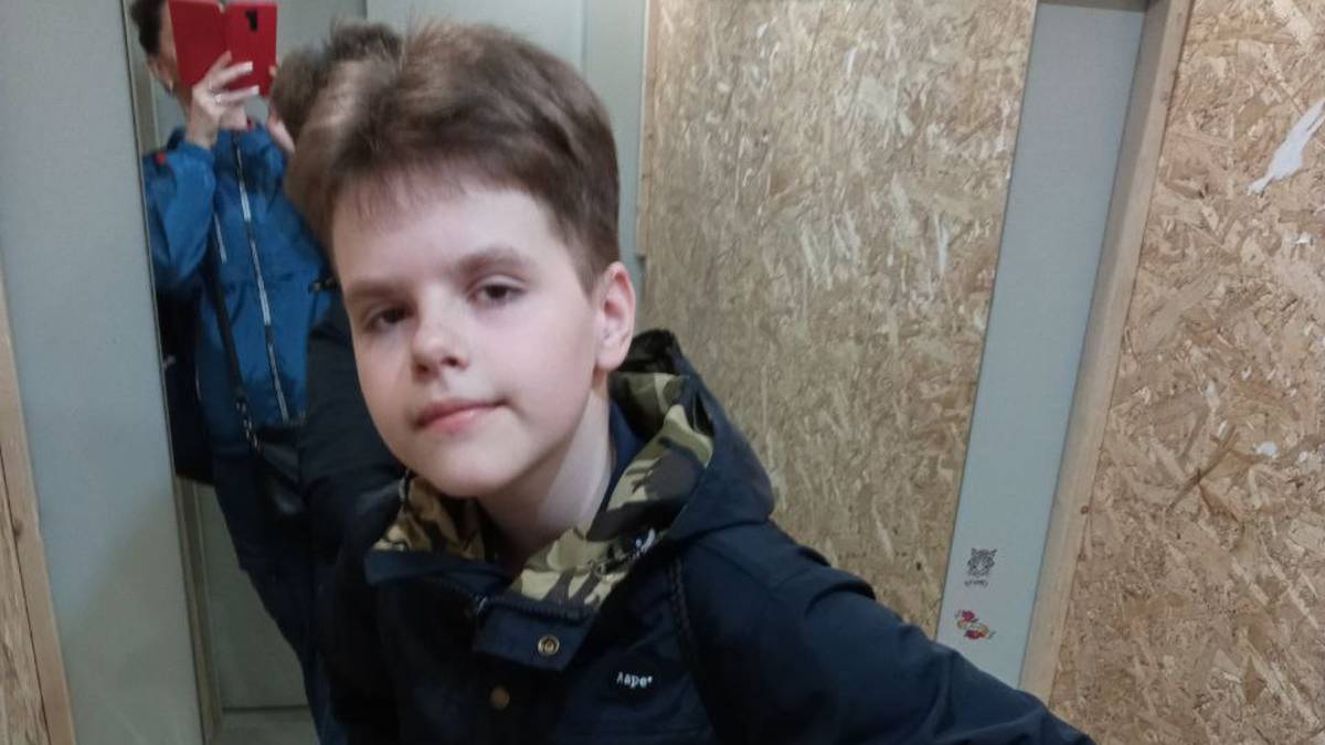 Егор учится управлять активным протезом руки