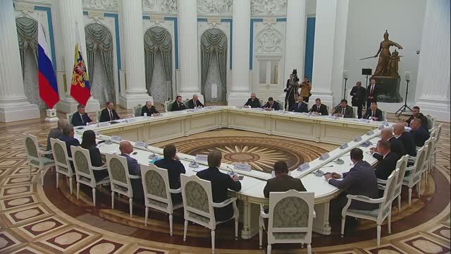 "Надо их душить!": Путин призвал ужесточить давление на иностранные IT-сервисы в России