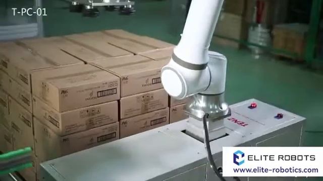 Cobot in stackable palletizing workstation