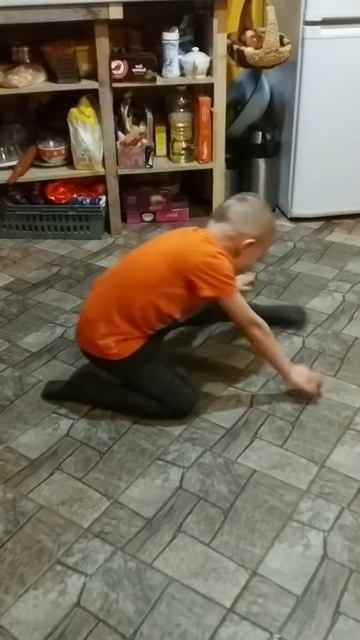 Сын танцуют брейк-данс