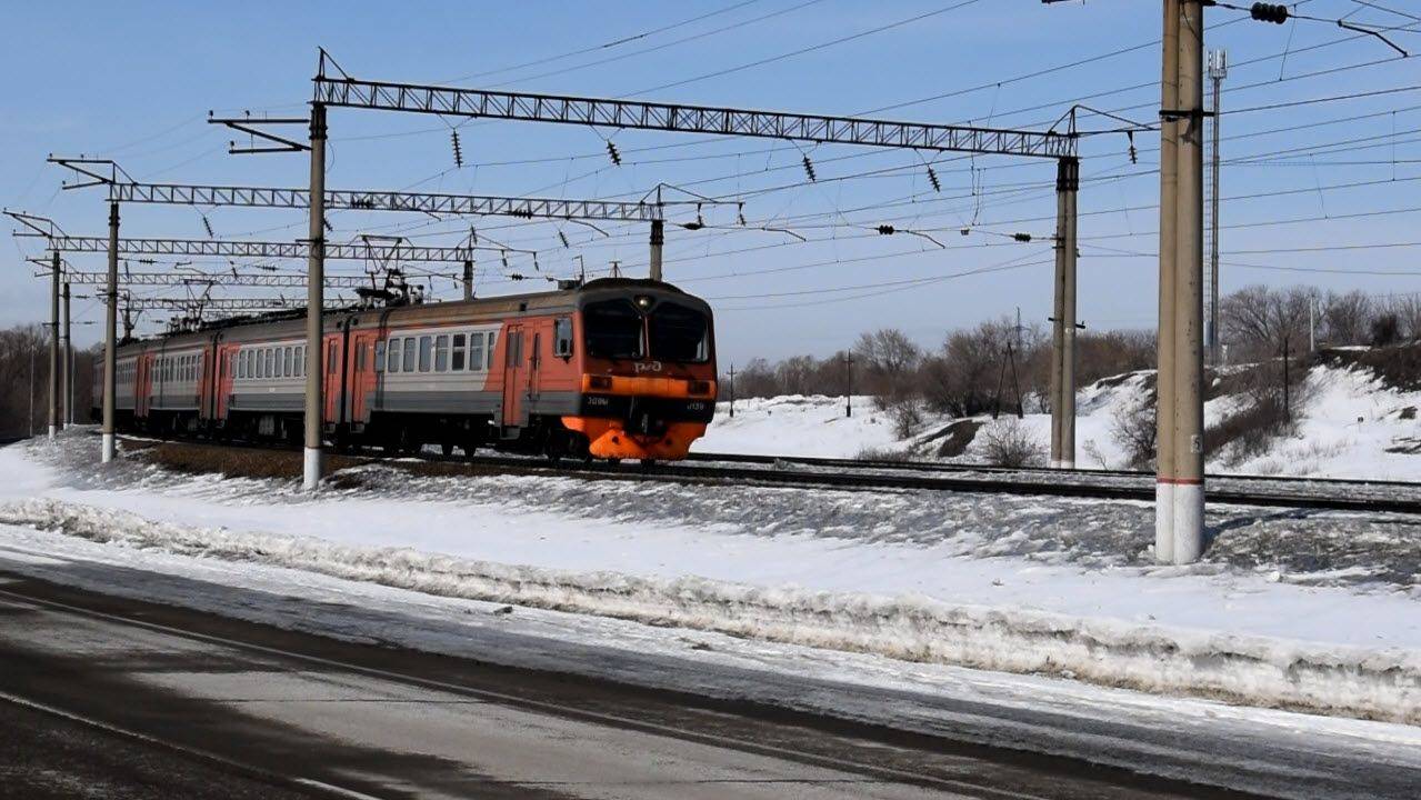 Электропоезд ЭД9М-0139 с прикольным свистком.