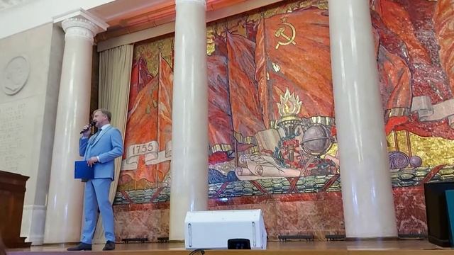 На сцене в Московском государственном университете.  (6)