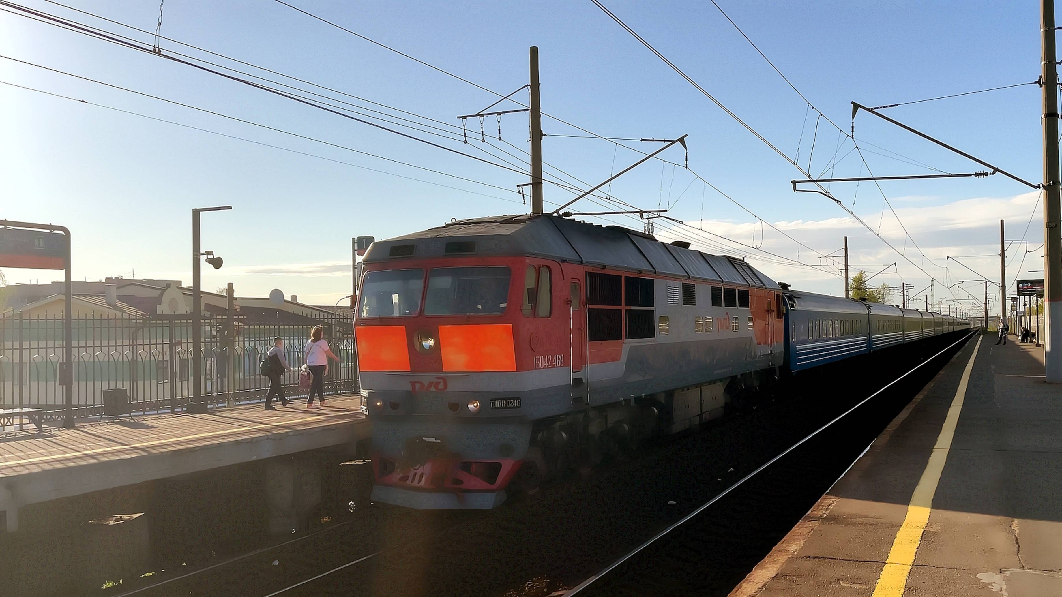 Тепловоз ТЭП70-0246 с пассажирским поездом Санкт-Петербург-Брест