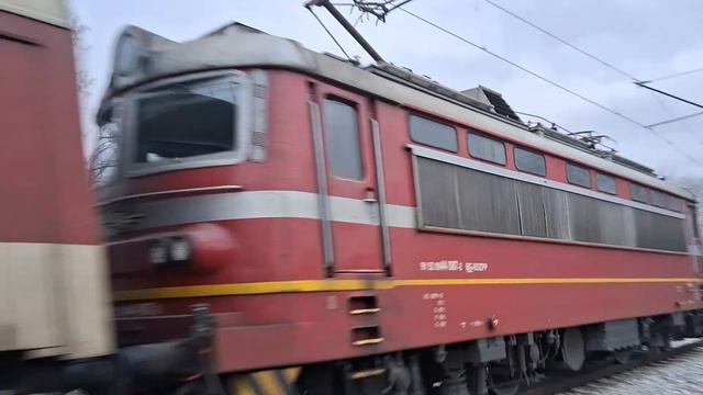 ПВ 40114 с локомотив 44 087 и вагонен състав, вместо ЕМВ 32 се