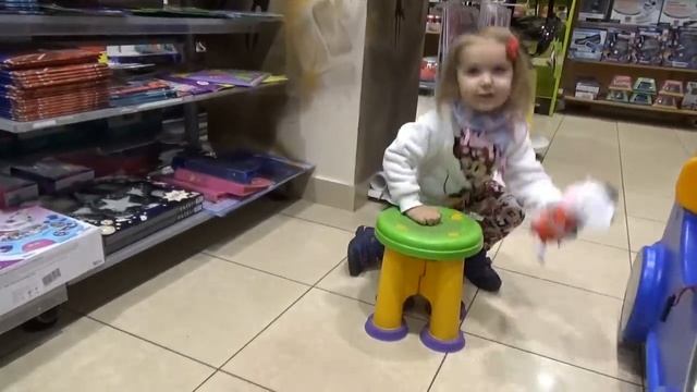 Мисс Кэйти (Miss Katy)  - Кэти играет на детской площадке в магазине игрушек