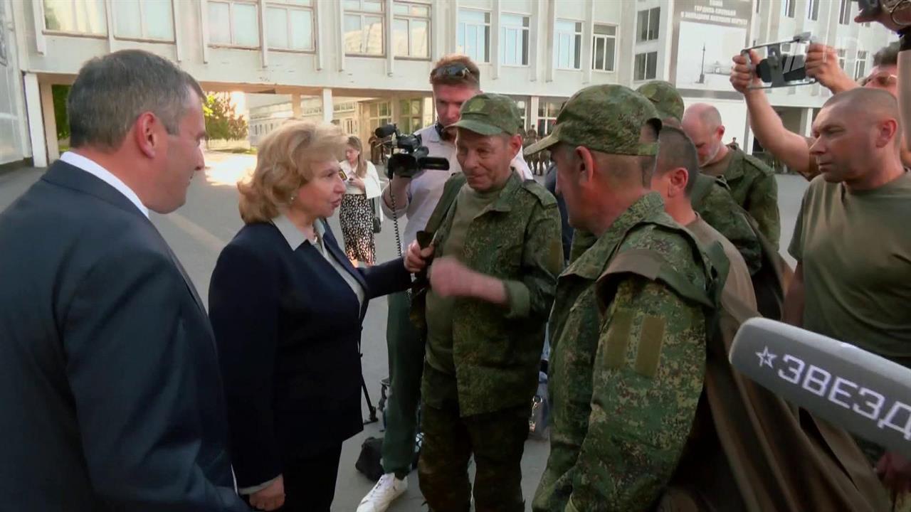 Александр Хинштейн и Татьяна Москалькова встретились с возвращенными в ходе обмена жителями Курск...