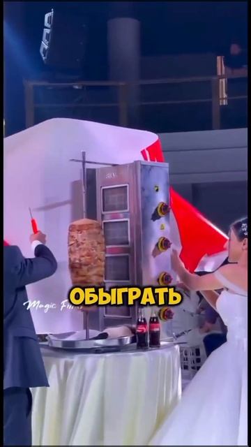 Вертел для шаурмы вместо свадебного торта [OGN]