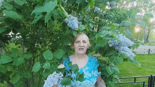 Стихотворение "Аромат цветов – весны дыхание...", читает Лидия Антонова