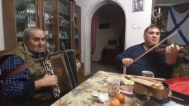 Александр Лотошников и Сергей Султанян."Ес ми сирун ахчик деса (я увидел красивую девушку)"