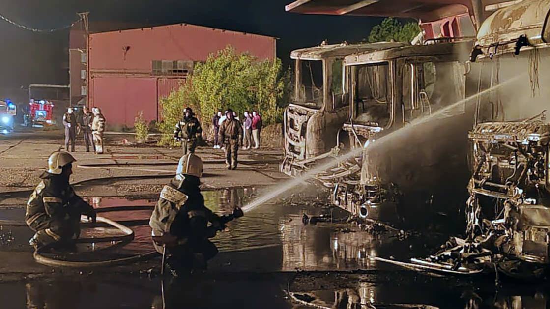 Пожар уничтожил 8 легковушек и 4 грузовика в промзоне в Челябинске