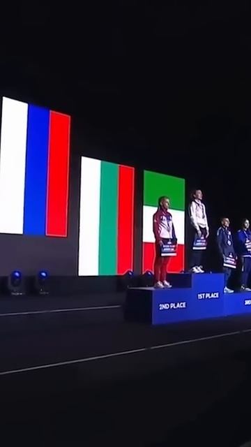 Стадион начал петь, когда выключили гимн❤️
