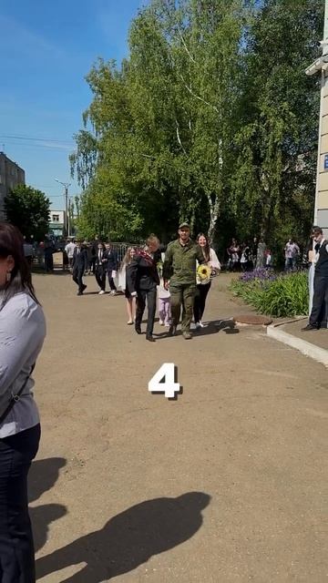Герой СВО пришëл на выпускной к своему младшему брату.