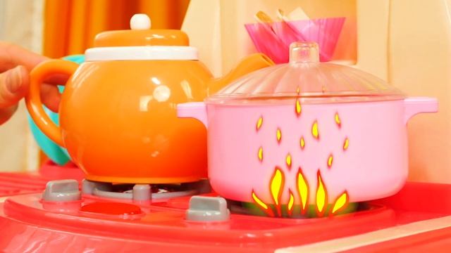 Свинка Пеппа лечит маму! Игрушки готовят куриный буль?