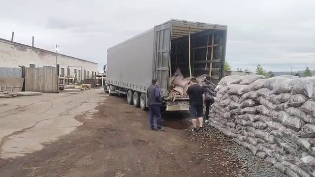 Погрузка коры лиственницы на Ташкент с производственной площадки Кора Сибири в Братске