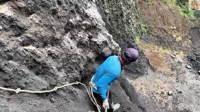 Строительство, шахтёры сбрасывают камни со стен карьера