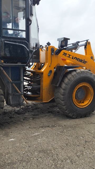 жёлтый трактор едет к нам🚜