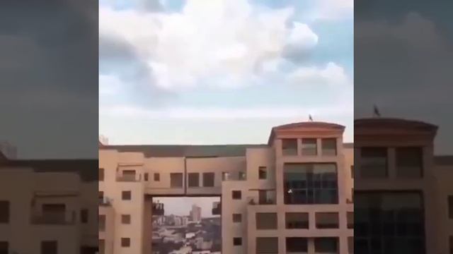 Снова звуки с неба из неизвестного источника, но на этот раз происходит нечто странное с облаками.
