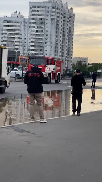 Авария, прорыв трубы на улице.