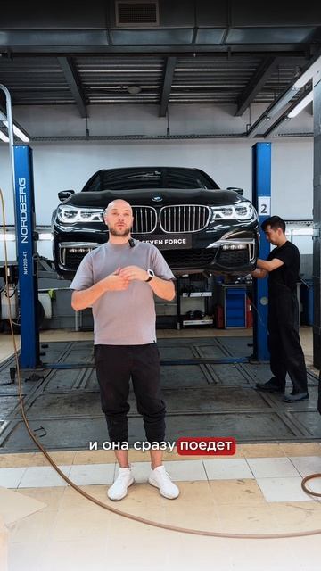 Это BMW 730i и под ее капотом всего 2 литра, что не свойственно такому седану