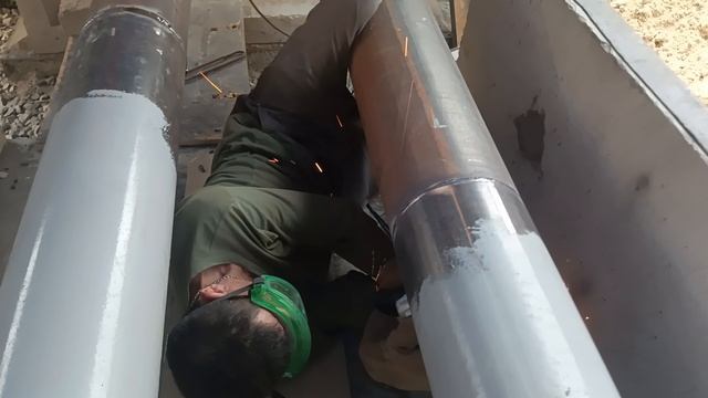 Роман зачищает корень шва для заполнения/облицовочного шва. Ему также комфортно...