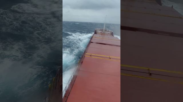 Сорвало спасательный плот.