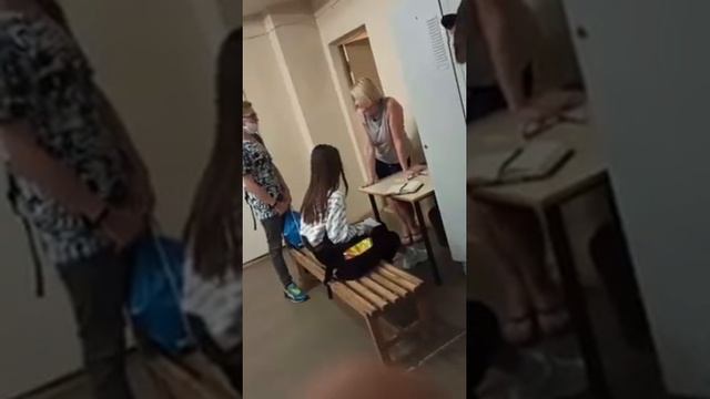 "Рот закрой! Я тебе слово давала!!!" - визжить благим мат?