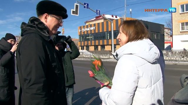 "Цветы для автоледи". Женщин за рулём поздравили с 8 мар