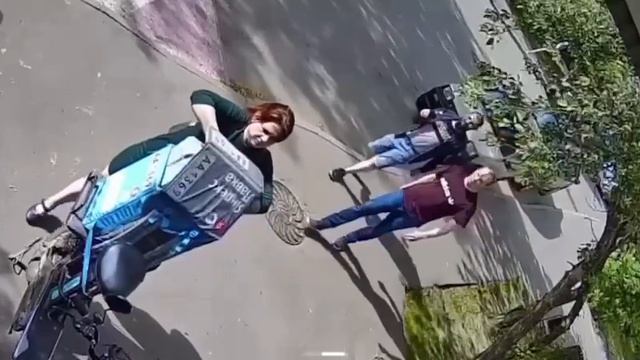 ‼️Голодающие москвичи ограбили курьера в Москве‼️