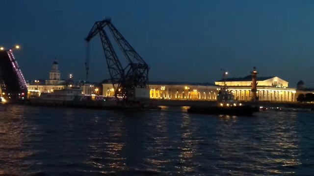 Баржа с портовым краном на Неве