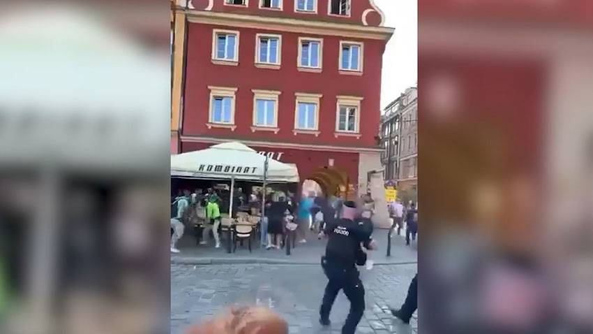 В Польше футбольные фанаты устроили драку с полицией