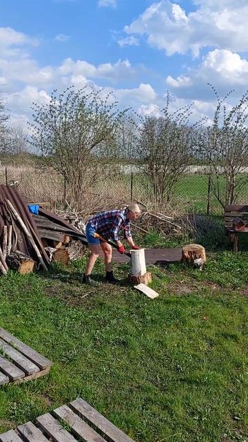 Топор Fiskars в женских руках