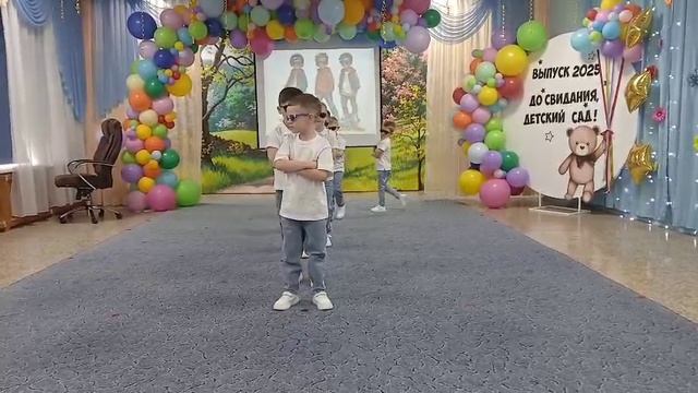 Танец «Крутых ребят» на выпускном утреннике 2025