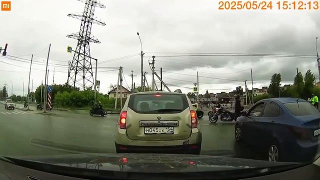 В Новосибирске члены мотоклуба "Второй дивизион" взяли на себя роль ГАИ — перекрыли улицу исключи...