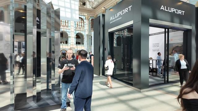 АРХМОСКВА 2025 . Оконные встречи. Разговариваю с директором компании АЛЮПОРТ.