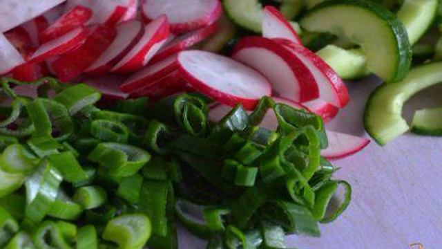 Яичный салат со свежим огурцом и редисом