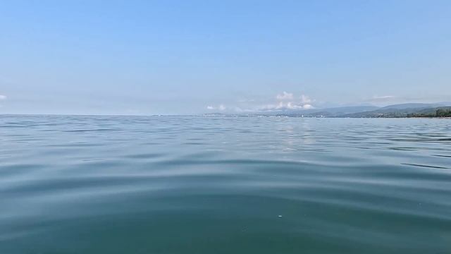 Вид из моря на Агудзерский пляж в Абхазии