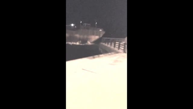 баржа врезалась в набережную