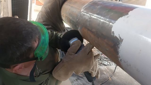 Роман прорезает разделку для формирования обратного валика при сварке. Ему комфортно...