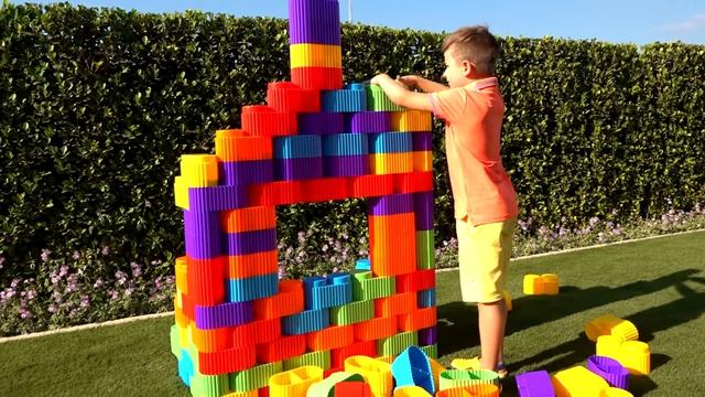 Диана и Рома Диана притворяется, что играет с плюшевой куклой