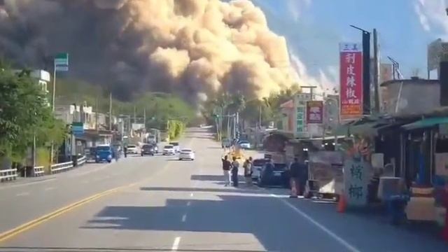 Оползень сошел на дорогу после мощного землетрясения на Тайване, 3 апреля 2024.