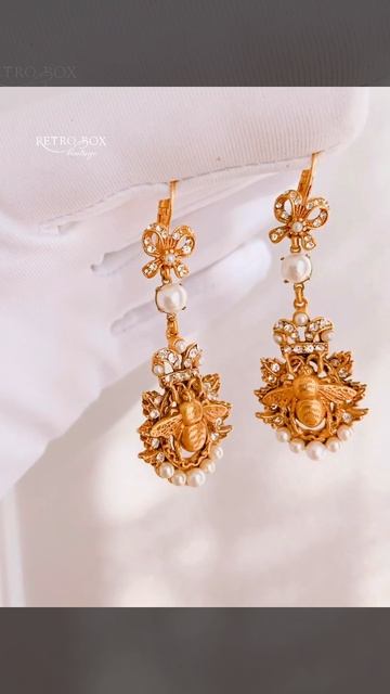 ASKEW LONDON Серьги "Имперская пчела с короной и жемчугом" бант, левербек
