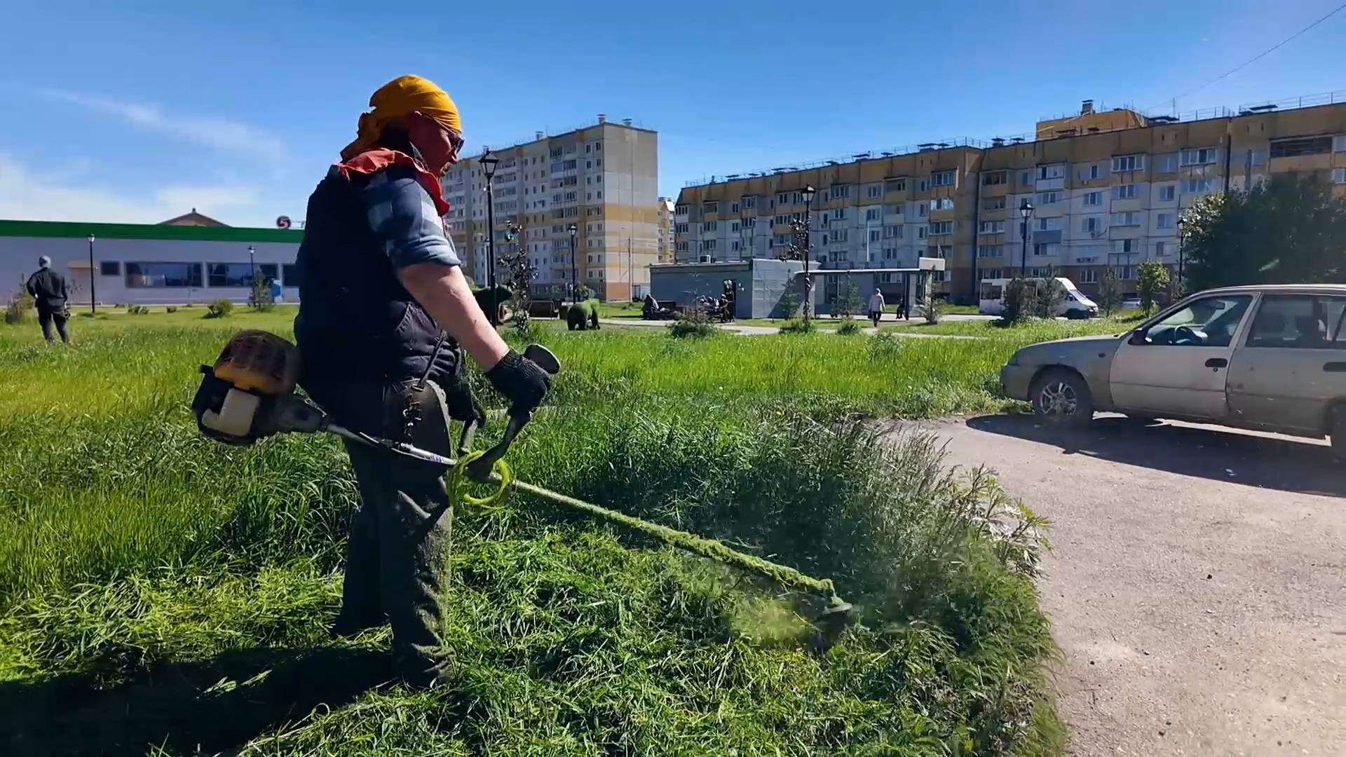В городе и поселках идут работы по скосу травы