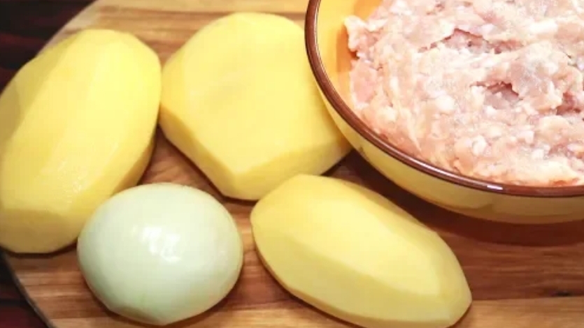 Беру фарш, картофель, луковицу и готовлю вкусные тефтели с подливой!