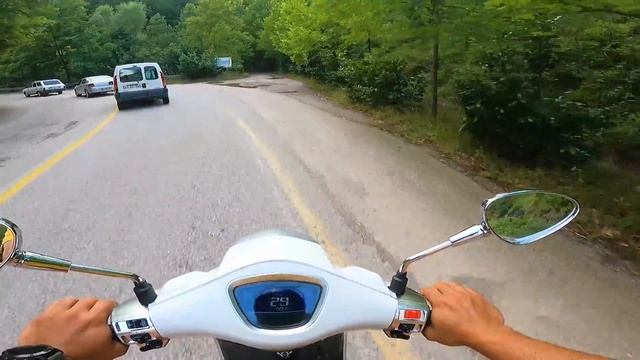 Семейный двигатель мощностью 3 л.с., самокат Mondial 50cc Wing Scooter - тест-драйв POV