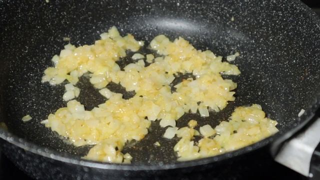 Просто заливаю фарш томатным соком и получается такой