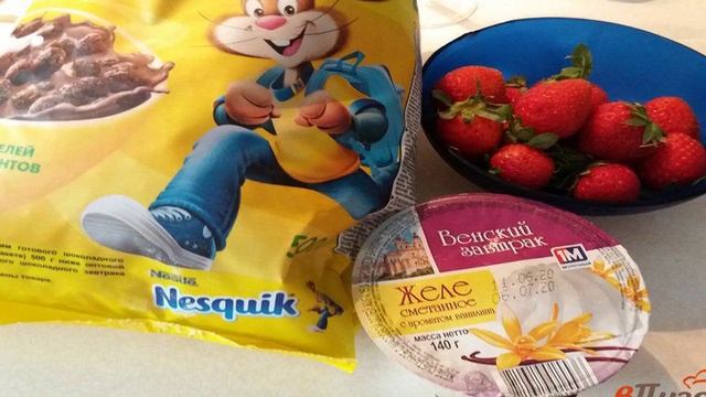 Десерт из клубники со сметанным желе