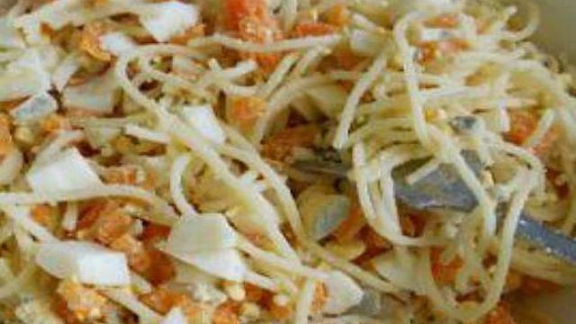 Салат с печенью трески и спагетти