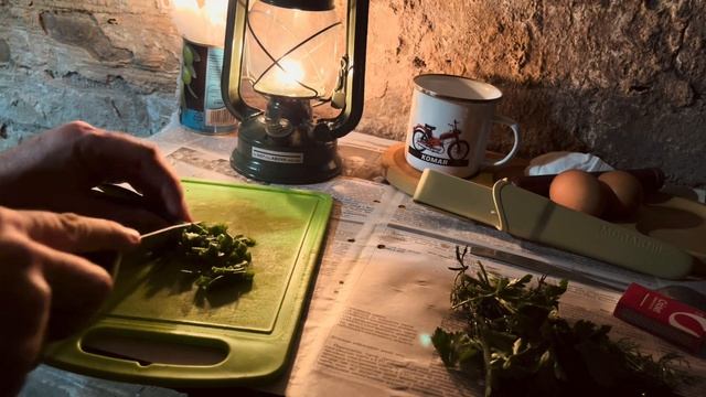 Готовлю картошку с яйцом и зеленью / Обед на буржуйке